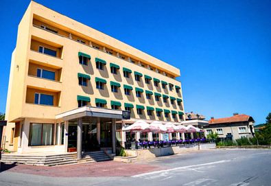 Посрещнете Свети Валентин в новия хотел на Дряново - Форум Спорт Палас: 2 нощувки със закуски, вечери, DJ + нов релакс център, детски кът с аниматор, паркинг, безплатно за дете до 3.99 г. - Снимка