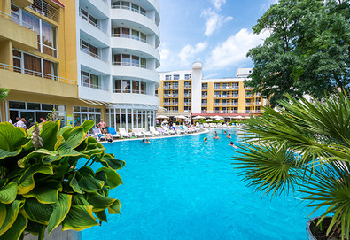 Last Minute! На 100 метра от плажа  в Сън Палас  4*, Слънчев Бряг! Нощувка на база All Inclusive, открит голям басейн плюс детски басейн, шезлонги и чадъри, анимация, безплатно за дете до 11.99 г.  - Снимка