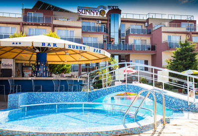 Почивайте през лятото в хотел Съни 3*, Созопол! Нощувка със закуска, ползване на басейн, шезлонг и чадър, безплатно за дете до 1.99г. - Снимка