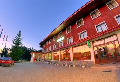 Нова година в хотел Зора 3*, Пампорово! 2 или 3 нощувки със закуски, Празнична вечеря с програма, ползване на сауна и парна баня! - Снимка