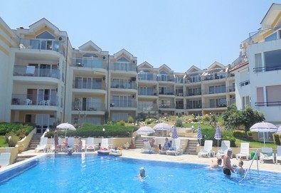 Ранни записвания за почивка в Созопол, Апартхотел “Панорама”, местност Буджака! 1, 3 или 5 нощувки, настаняване в двуспален апартамент с напълно оборудван кухненски бокс, на първа линия над морето, външен басейн, градина, охрана, подземен паркинг - Снимка