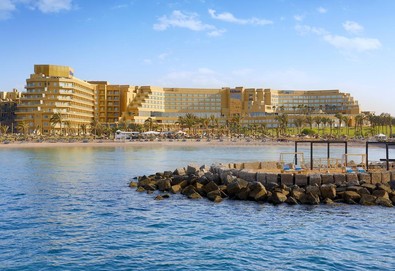 Самолетна почивка в Египет! 7 нощувки на човек на база All inclusive в Hilton Hurghada Plaza 5*, Хургада, Червено Море с двупосочен чартърен полет от София - Снимка